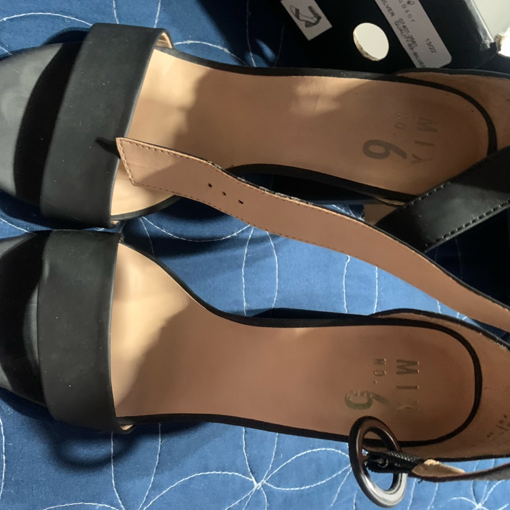 Size 7.5 black heel. Mix No 6 Avery